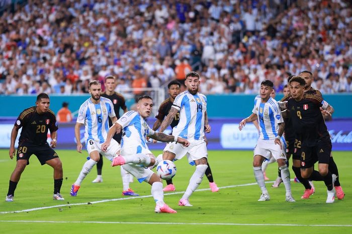 Aksi Lautaro Martinez pada matchday ketiga fase grup Copa America 2024 antara timnas Argentina dan timnas Peru  di Stadion Hard Rock, Sabtu (29/6/2024).