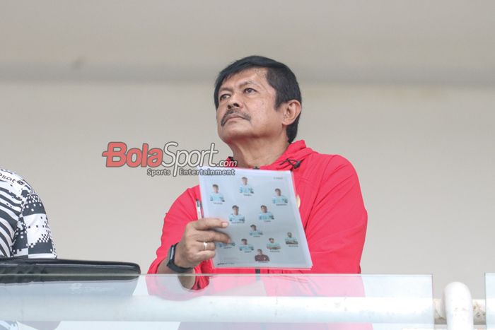 Pelatih timnas U-19 Indonesia, Indra Sjafri, sedang memantau para pemainnya berlatih di Stadion Madya, Senayan, Jakarta, Senin (1/7/2024).