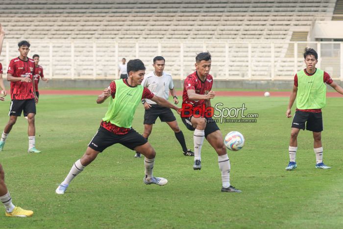 Dony Tri Pamungkas (kanan) sedang menguasai bola saat mengikuti sesi gim internal timnas U-19 Indonesia di Stadion Madya, Senayan, Jakarta, Senin (1/7/2024).