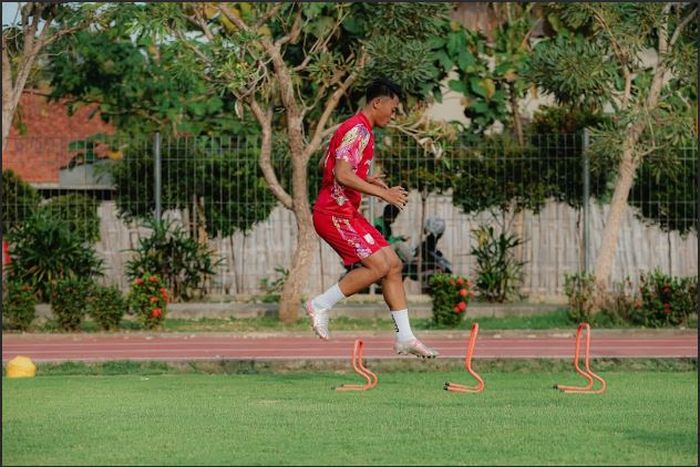 Pemain Persis Solo, Rizky Dwi melakukan latihan perdana jelang musim 2024-2025 pada Minggu (30/6/2024) sore di Stadion Mini, Surakarta.