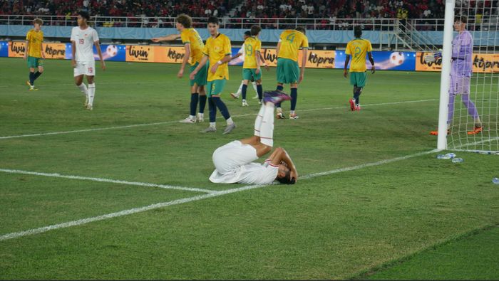 Pemain timnas U-16 Indonesia, Mierza Firjatullah, kecewa karena gagal memaksimalkan peluang di depan gawanh Australia, Senin (1/7/2024).