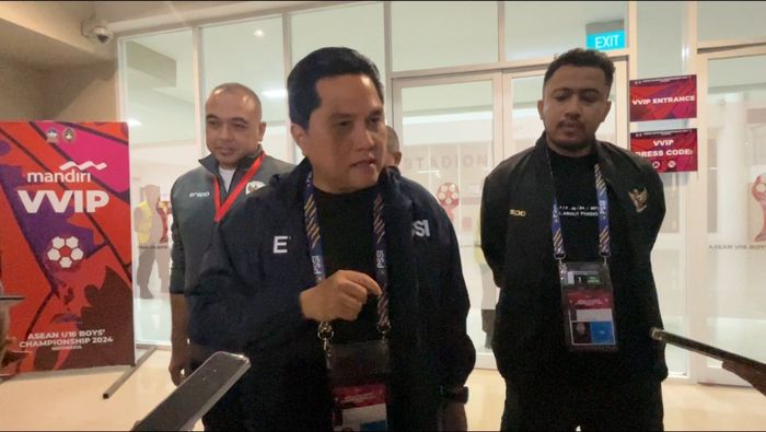 Ketua Umum PSSI Erick Thohir menemui awak media selepas laga timnas U-16 Indonesia vs Australia di Stadion Manahan, Solo, Senin (1/7/2024).