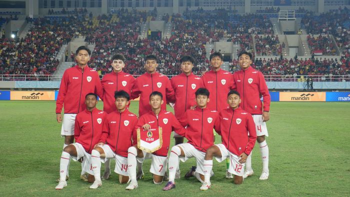 Skuad timnas U-16 Indonesia saat menghadapi timnas U-16 Australia pada semifinal ASEAN Cup U-16 2024 di Stadion Manahan, Solo, Senin (1/7/2024).