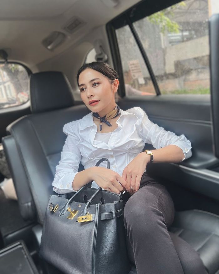 Gaya formal Prilly Latuconsina kenakan kemeja putih polos.