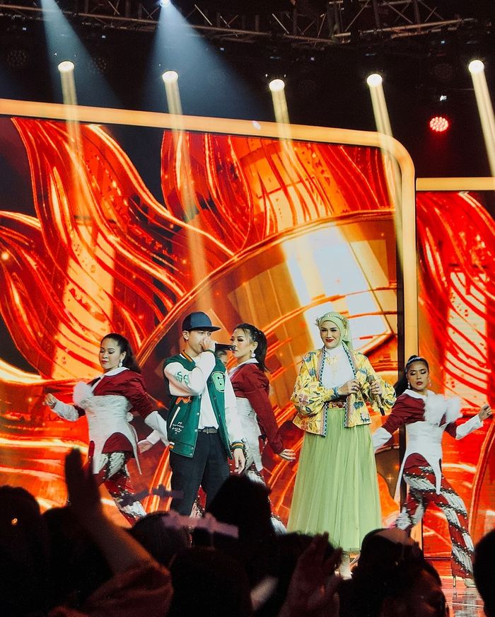 Mulan Jameela manggung bersama musisi Jaime Alvaro.