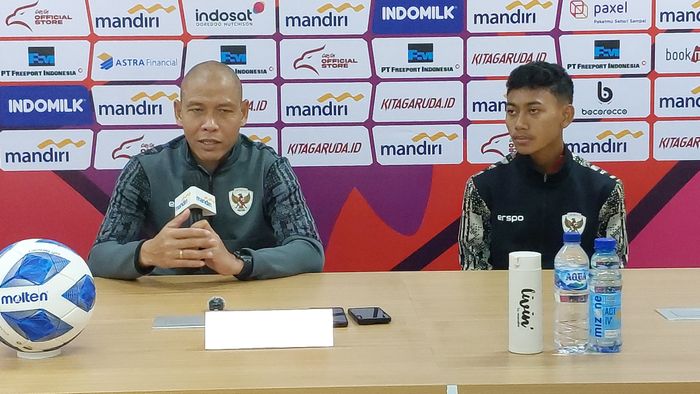 Pelatih timnas U-16 Indonesia, Nova Arianto, saat memberikan keterangan kepada media, Senin (1/7/2024).