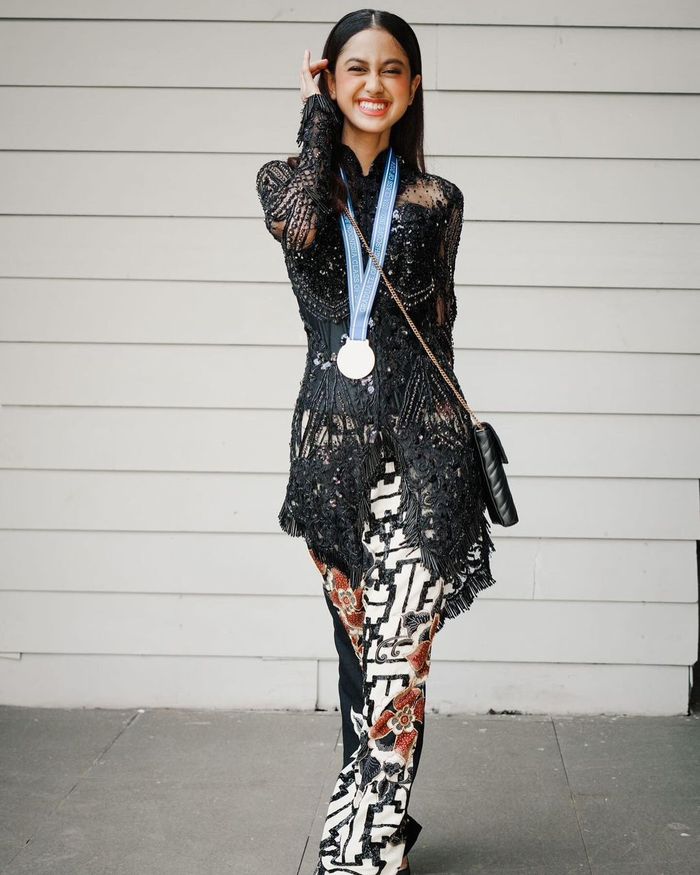 Tampilan kebaya hitam Asila Maisa.