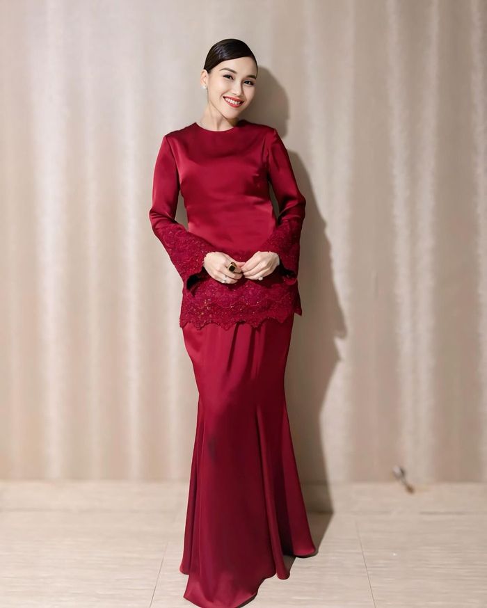 Tampilan Ayu Ting Ting kenakan baju Melayu berwarna merah.