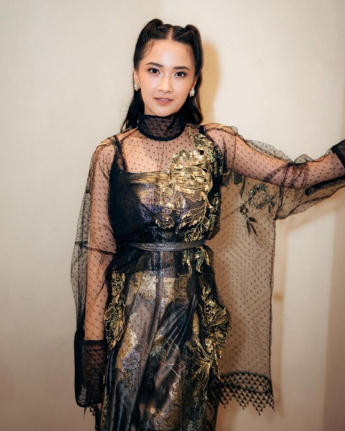 Tampilan Nadya Arina dalam gala premiere film Sekawan Limo.