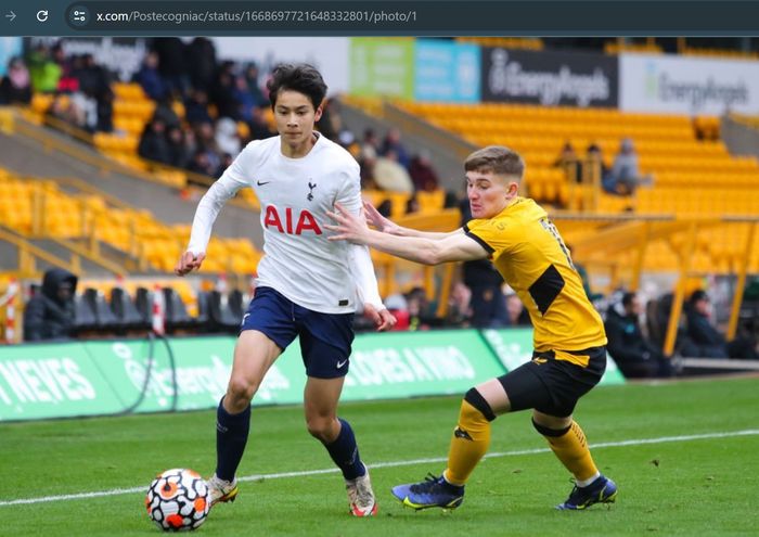 Aksi pemain keturunan Indonesia, Gabriel Han Willhoft-King, saat membela Tottenham Hotspur U-18.