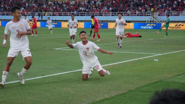 Pemain Timnas U-16 Indonesia, Daniel Alfrido, berselebrasi usai mencetak gol ke gawang Timnas U-16 Vietnam, dalam laga perebutan tempat ketiga ASEAN Cup U-16 2024 di Stadion Manahan, Surakarta, Rabu (3/7/2024).