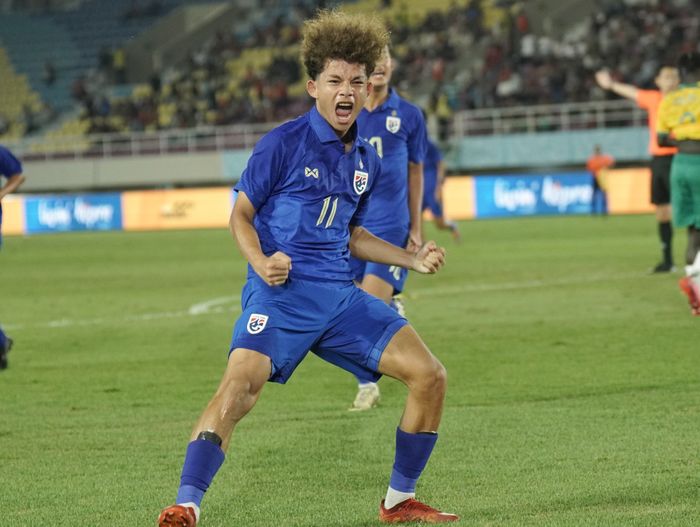 Aksi pemain timnas U-16 Thailand, Poramet Laoongdi usai membobol gawang  timnas U-16 Australia pada final ASEAN Cup U-16 2024 di Stadion Manahan, Solo, Rabu (3/7/2024).