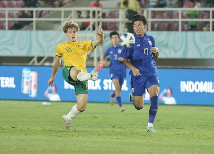 Suasana laga antara timnas U-16 Thailand menghadapi timnas U-16 Australia pada final ASEAN Cup U-16 2024 di Stadion Manahan, Solo, Rabu (3/7/2024).