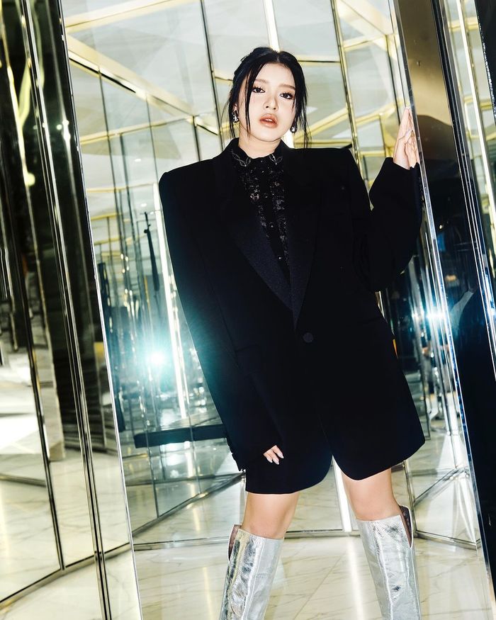 OOTD serba hitam nan classy ala Tiara Andini.