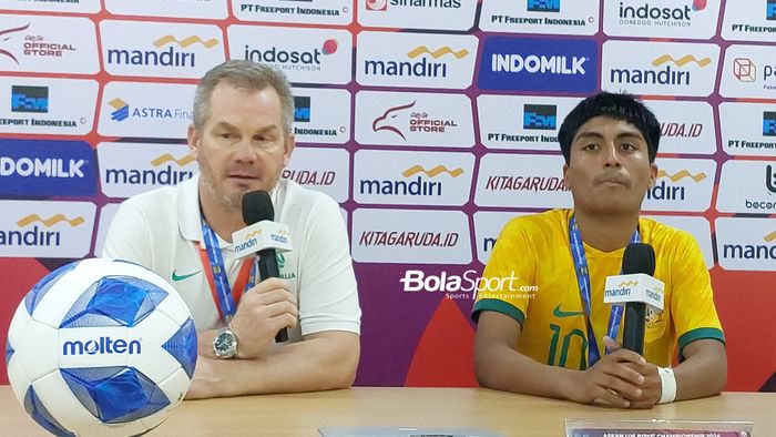 Pelatih dan Pemain Australia, Brad Maloney dan Nickolas Gustavo Alfaro saat konferensi pers pasca-laga lawan Thailand di final ASEAN Cup U-16 2024, Rabu (3/7/2024).