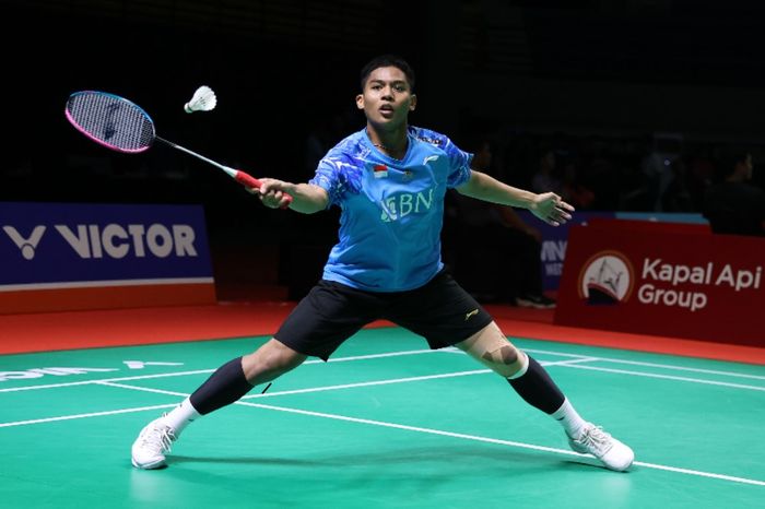 Tunggal putra Indonesia, Moh Zaki Ubaidillah, saat tampil pada babak 32 besar Kejuaraan Asia Junior 2024 di Yogyakarta, 4 Juli 2024.