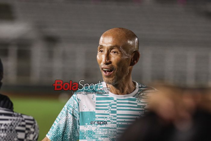 Pelatih timnas wanita Indonesia, Satoru Mochizuki, saat sedang memantau para pemainnya di Stadion Madya, Senayan, Jakarta,  Jumat (5/7/2024).