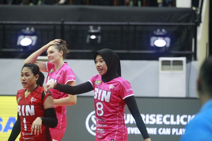 Tiga pemain Jakarta BIN, dari kiri; Yulis Indahyani, Kara Bajema, dan Megawati Hangestri saat melawan Jakarta Electric PLN pada seri pertama final four Proliga 2024, Jumat, 5 Juli 2024