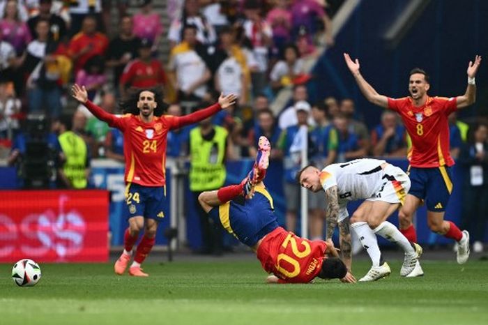 Toni Kroos mencederai Pedri dengan tekel keras dalam laga Timnas Jerman kontra Timnas Spanyol di babak perempat final EURO 2024, Jumat (5/7/2024) di Stuttgart.