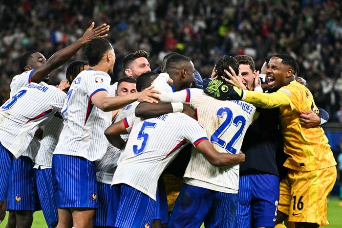 Para pemain timnas Prancis merayakan  kemenangan atas Portugal pada perempat final Euro 2024 di Volksparkstadion Hamburg (5/7/2024).