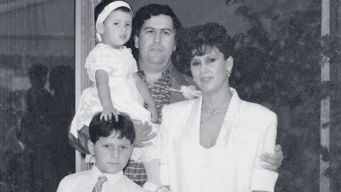 Sembari digendong Pablo Escobar, Manuela Escobar memegang kepala abangnya, Juan Pablo. Setelah ayahnya meninggal, apa yang terjadi pada Manuela Escobar?