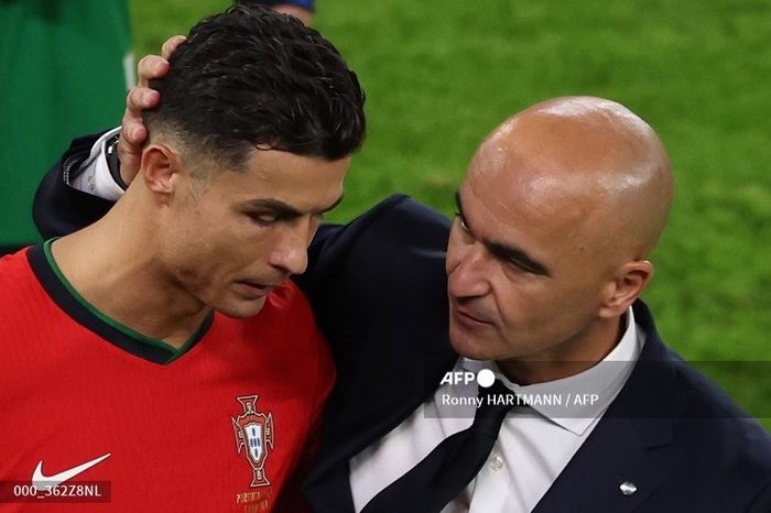Cristiano Ronaldo dihibur oleh pelatih Roberto Martinez setelah Timnas Portugal tersingkir dari EURO 2024, Jumat (5/7/2024).