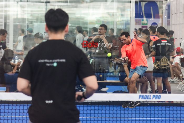 Menteri Pendidikan, Kebudayaan, Riset, dan Teknologi, Nadiem Makarim, saat mencoba olahraga Padel di Padel Pro Kemang, Jakarta, 7 Juli 2024.