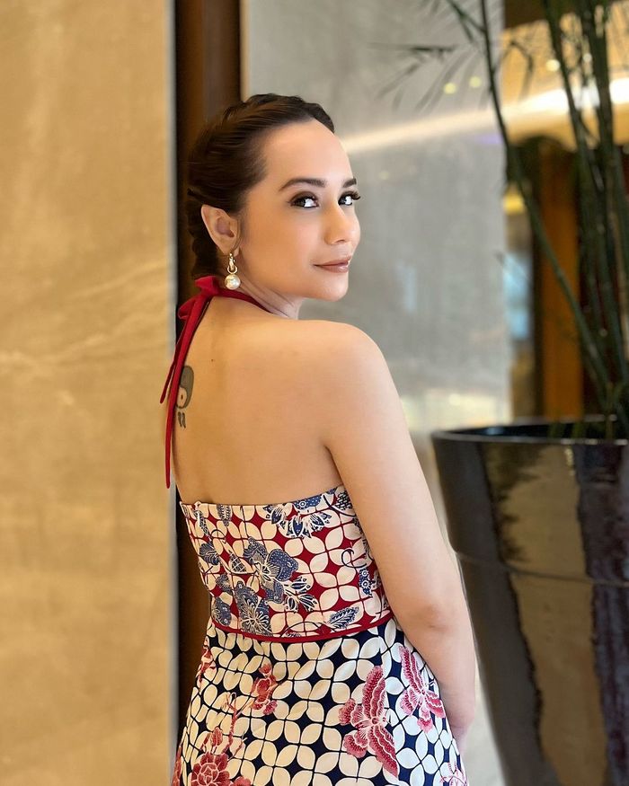 Putri Anne tampil menawan berbalut dress batik halter-neck.