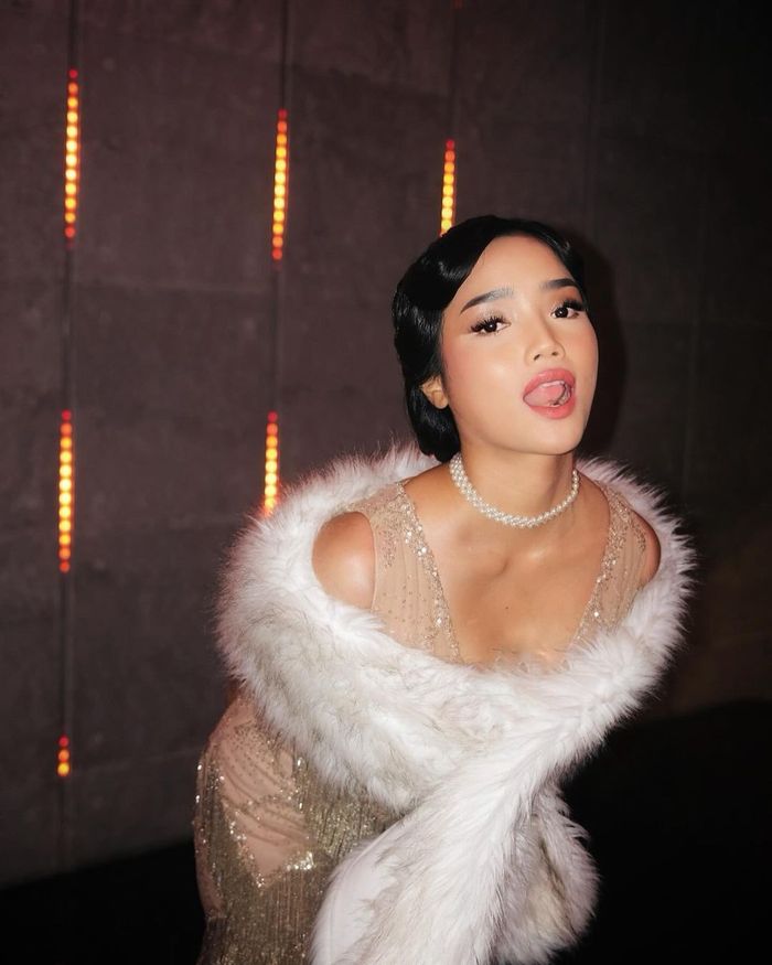 Fuji tampil glamor kenakan dress desainer nan berkilau.