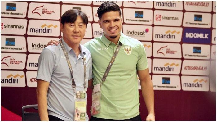 Pelatih timnas Indonesia Shin Tae-yong dan Ragnar Oratmangoen menggunakan kaus berkerah Erspo