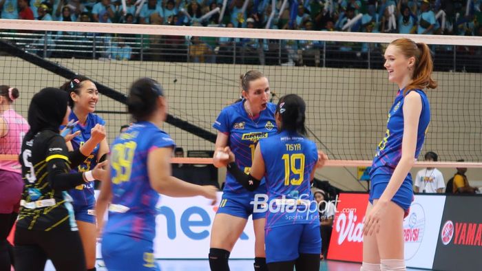 Reaksi pemain Jakarta Electric PLN saat melawan Jakarta Popsivo Polwan pada seri kedua final four Proliga 2024 di GOR Jatidiri, Semarang, Jawa Tengah, 11 Juli 2024.