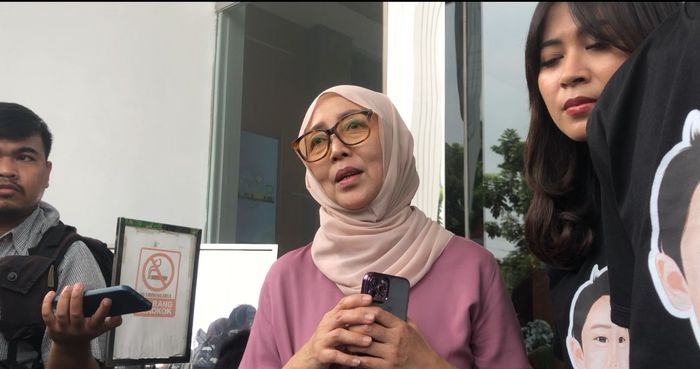 Ibunda Tamara Tyasmara, Ristya Aryuni saat ditemui Grid.ID di Pengadilan Negeri Jakarta Timur, Kamis (11/7/2024). 