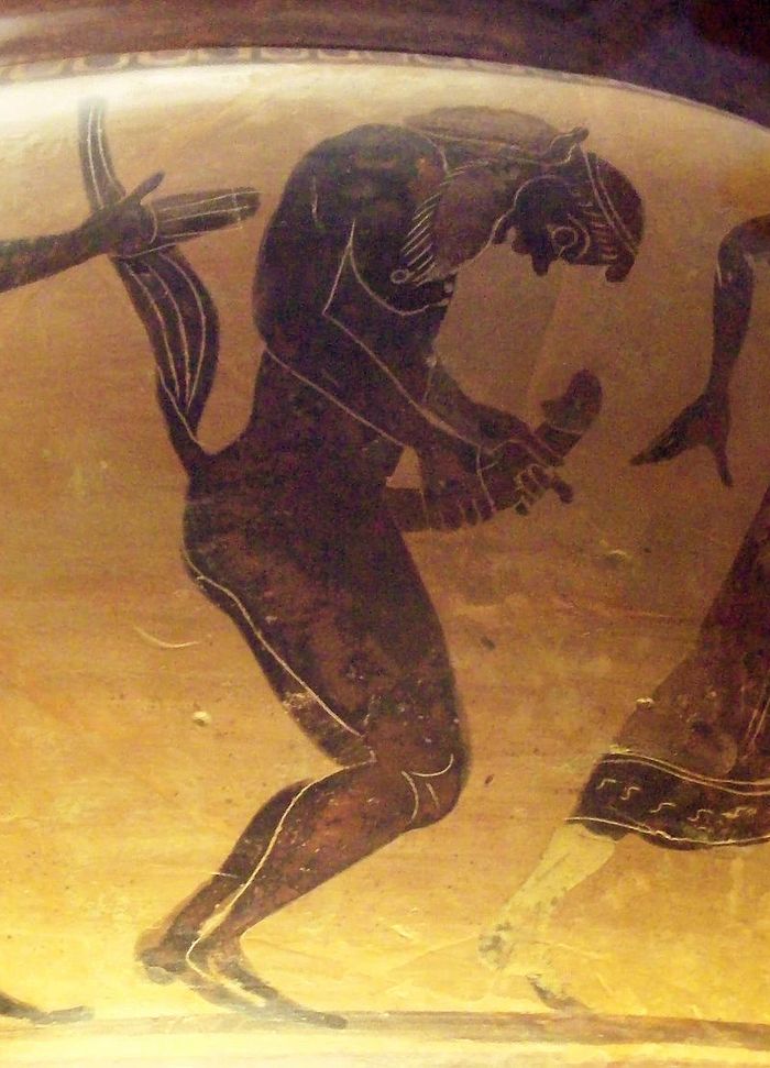 Detail kawah, berasal dari c. 560–550 SM, menampilkan seorang satir yang sedang melakukan masturbasi. Drama satir Athena dicirikan sebagai "genre 'keras'".