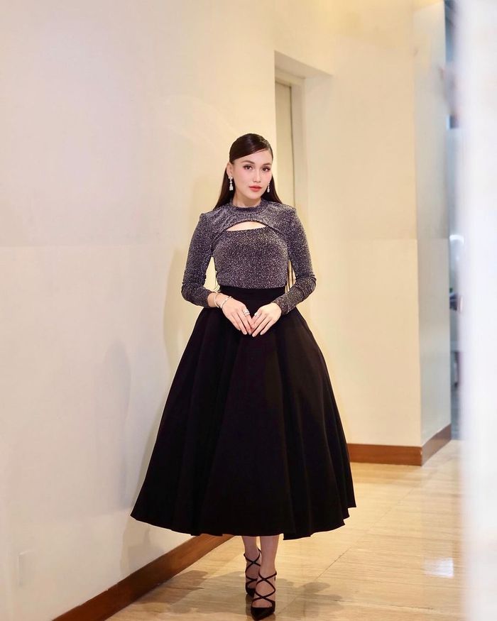 Outfit serba hitam Ayu Ting Ting di acara Kontes Swara Bintang MNCTV.