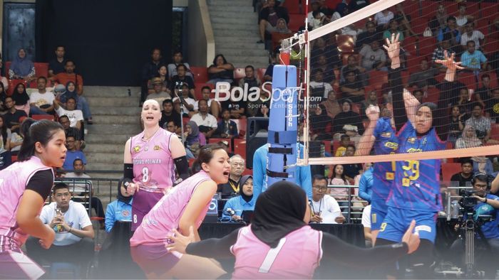 Jakarta Popsivo Polwan (jersei pink) tumbang dari Jakarta Electric PLN pada seri kedua babak final four Proliga 2024 di Semarang, Jawa Tengah, 11 Juli 2024.