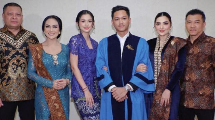 Momen wisuda Azriel Hermansyah