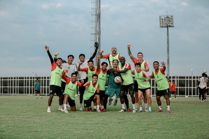 Para Pemain Persebaya Surabaya yang bergabung dalam grup hijau dan berhasil menang dalam laga adu penalti. Latihan ini dilakukan Paul Munster di tengah latihan dengan intensitas tinggi.