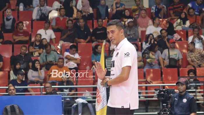 Pelatih Jakarta STIN BIN, Andri Widiyatmoko, saat memimpin anak asuhnya dalam pertandingan menghadapi Palembang Bank SumselBabel di putaran kedua babak final four Proliga 2024 di Semarang, Jawa Tengah, 11 Juli 2024.