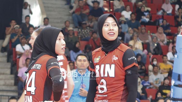 (Ki-ka) Arneta Putri Amelian dan Megawati Hangestri Pertiwi ketika memperkuat Jakarta BIN dalam pertandingan melawan Jakarta Electric PLN pada putaran kedua babak final four Proliga 2024.