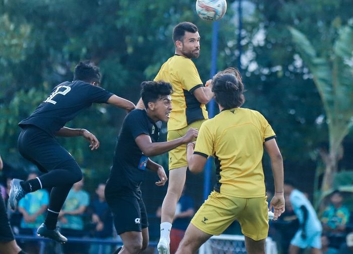 Suasana laga uji coba antara PSIS Semarang vs tim PON Jawa Tengah di Lapangan Wisesa, Demak, Sabtu (13/7/2024).