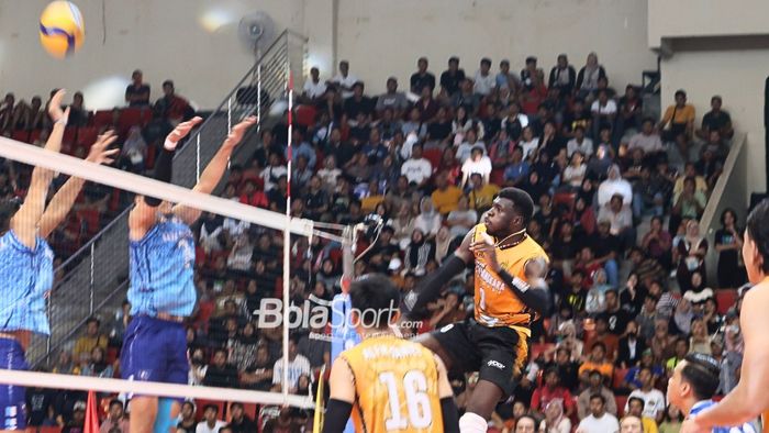 Momentum Noumory Keita melancarkan smash saat membela Jakarta Bhayangkara Presisi melawan Palembang Bank SumselBabel di putaran II Final Four Proliga 2024, Sabtu (13/7/2024)