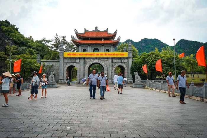 Pintu masuk kawasan ibu kota kuno Vietnam Hoa Lu, Ninh Binh. Terlihat bentang alam sekitarnya berupa pegunungan kapur yang dapat melindungi kota dari serangan musuh.
