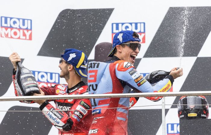 Pembalap Ducati, Francesco Bagnaia (kiri) dan Marc Marquez (Gresini) di podium MotoGP Jerman 2024 di Sachsenring, Minggu (7/7/2024).