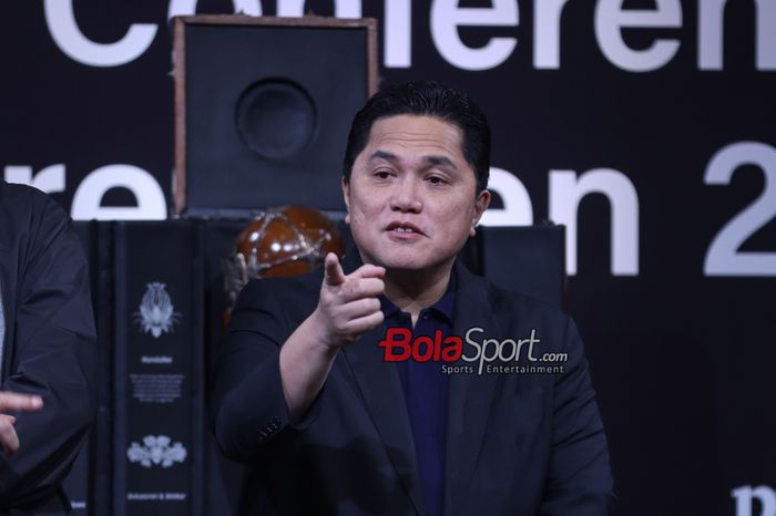 Ketua Umum PSSI, Erick Thohir, sedang memberikan keterangan kepada awak media di SCTV Tower, Senayan, Jakarta, Senin (15/7/2024).