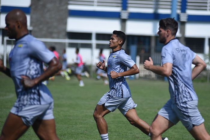 Dimas Drajad saat menjalani sesi latihan perdana bersama Persib Bandung, Senin (15/7/2024).