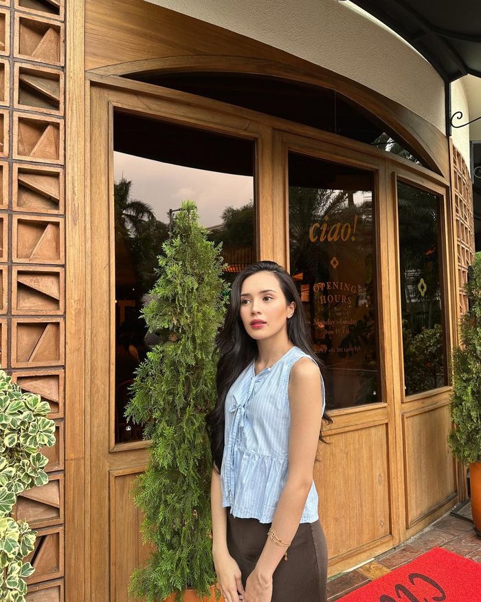 Beby Tsabina pamer OOTD kasual kenakan baju atasan biru muda.