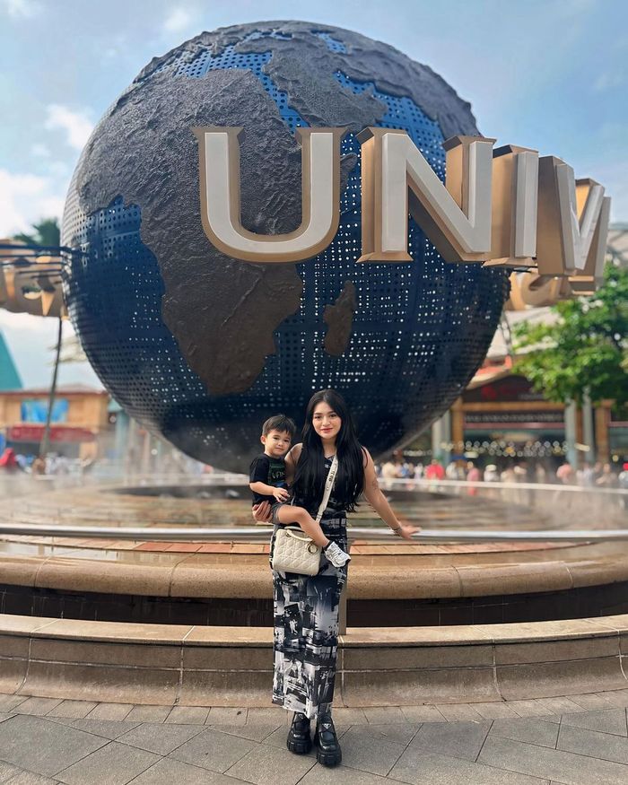 Nathalie Holscher dan Adzam liburan ke Singapura.