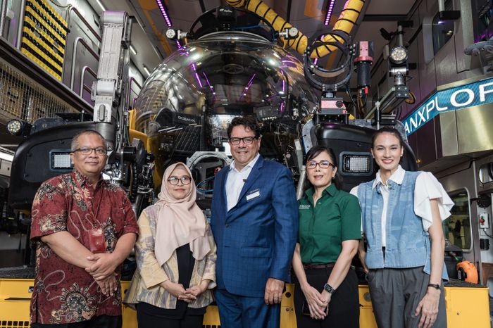 Dari kiri: Direktur Pengelolaan Armada Kapal Riset BRIN, Nugroho Dwi Hananto; Plt. Sekretaris Deputi Bidang Koordinasi Sumber Daya Maritim Kemenko Marves, Aniza Suspita; Co-CEO & Chief Science Officer OceanX, Vincent Pieribone; Country Head Tanoto Foundation Indonesia, Inge Kusuma; & Nadine Chandrawinata.
