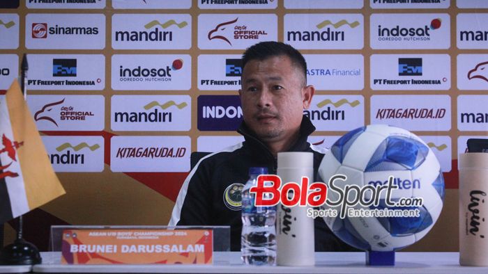 Pelatih Brunei Darussalam Amiruddin Jumat saat menghadari pre-match press conference di Stadion Gelora Bung Tomo, Surabaya, Jawa Timur, Rabu (17/7/2024) siang. 