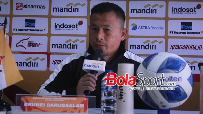 Pelatih Brunei Darussalam Amiruddin Jumat saat menghadari pre-match press conference di Stadion Gelora Bung Tomo, Surabaya, Jawa Timur, Rabu (17/7/2024) siang. 